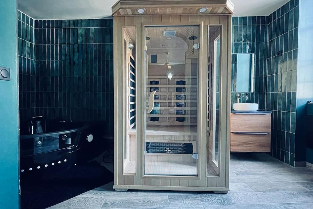 Love Room L' Orientale / Jacuzzi / Sauna Chateau-Landon Exterior photo